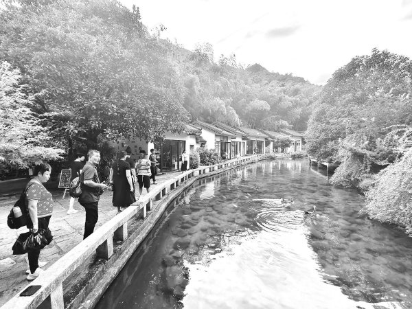 顺市配资 姑婆山旅游度假区“一路生花”